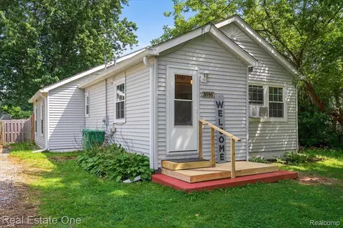 3096 Stirling Ave, Auburn Hills, MI 48326