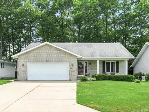 3917 Oak Hills Cir, Port Huron, MI 48060