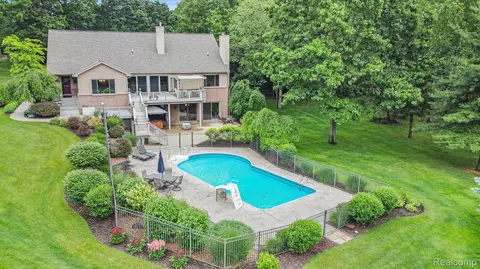 4301 Rolling Acres Dr, Hartland, MI 48353