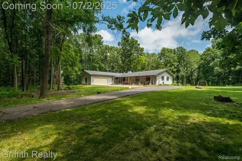 2035 Hunter Rd, Brighton, MI 48114