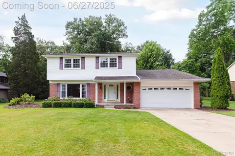 8327 Burning Bush Rd, Grosse Ile, MI 48138