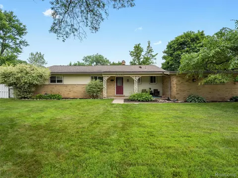 32000 Coronet Dr, Farmington, MI 48334