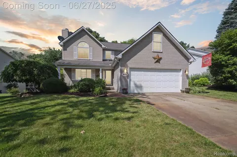 1082 Clearview Dr, Oxford, MI 48371