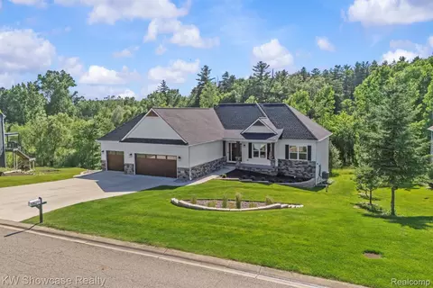 11270 Princewood Cir, Fenton, MI 48430