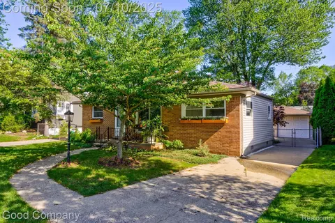 118 W Bloomfield Ave, Royal Oak, MI 48073
