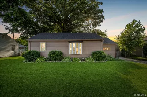 28441 Maple St, Roseville, MI 48066