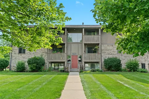 8709 Candlewood Trl, Brighton, MI 48116
