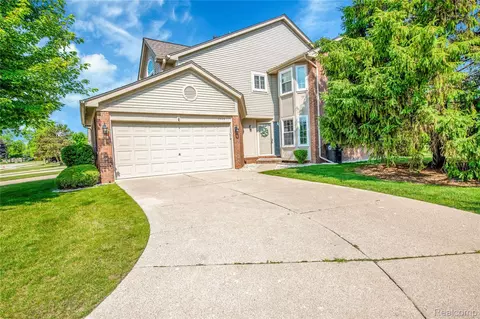 18626 Hilltop Dr, Riverview, MI 48193