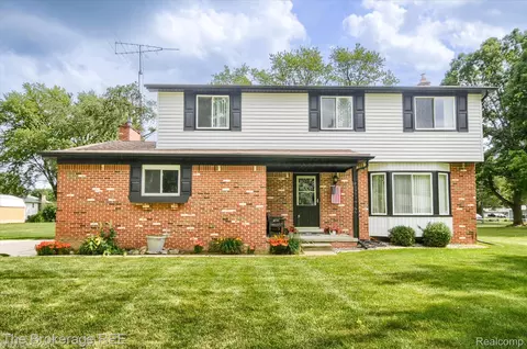 6228 Greenview Dr, Burton, MI 48509
