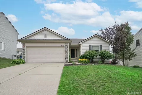3353 Herrington Dr, Holly, MI 48442