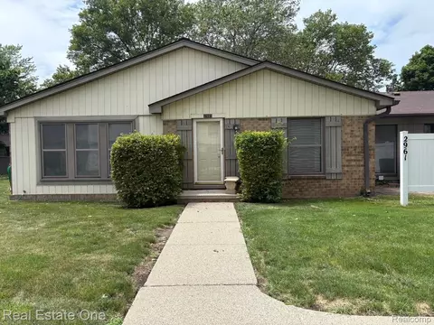 2961 Roundtree Dr, Troy, MI 48083