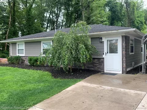 1485 Paramount St, Novi, MI 48377