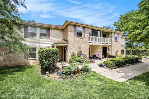 61023 Greenwood Dr, South Lyon, MI 48178