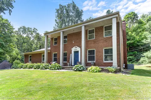 9401 Mcclumpha Rd, Plymouth, MI 48170