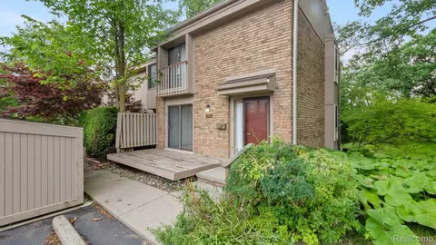 1481 Oakbrook E, Rochester Hills, MI 48307