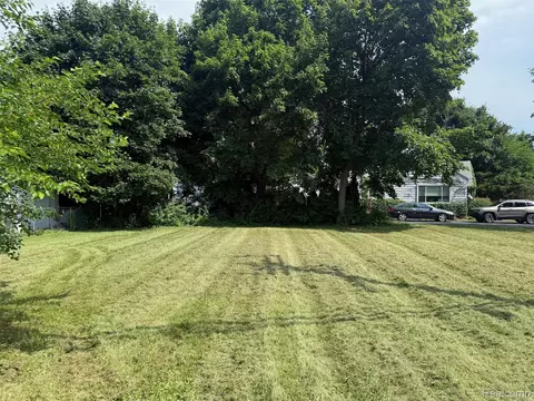 2920 Hensman St, Keego Harbor, MI 48320