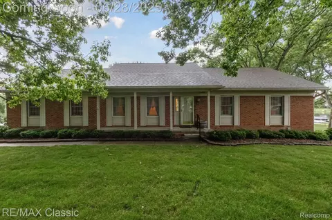3925 Taggett Lake Dr, Highland, MI 48357