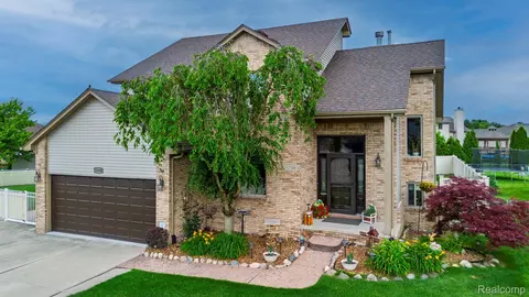 52588 Robins Nest Dr, Chesterfield, MI 48047