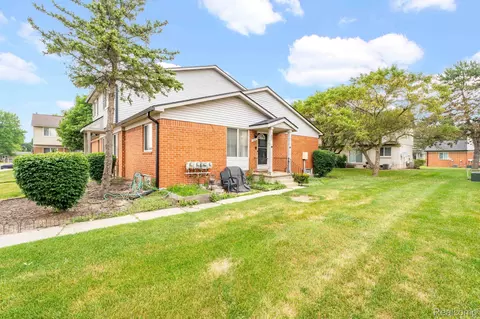 2220 Orchard Crest St, Utica, MI 48317