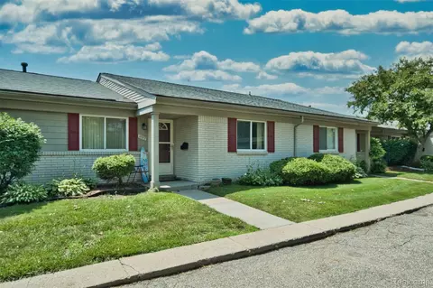 26781 Franklin Pointe Dr, Southfield, MI 48034 | MLS# 20250013680 | 17 ...
