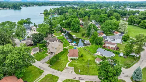 8320 Lagoon St, Commerce, MI 48382