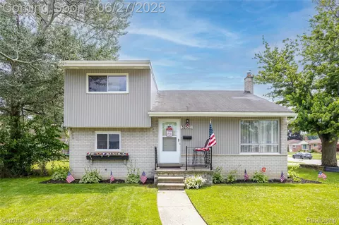 32521 Dover St, Garden City, MI 48135