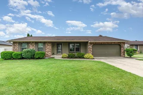 3614 Canyon Dr, Saginaw, MI 48603
