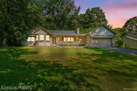 7667 Prairie Ct, Brighton, MI 48116