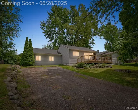 4860 Lindholm Dr, White Lake, MI 48383