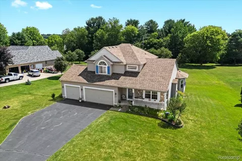 12366 Orchard Wood Dr, Tyrone, MI 48430