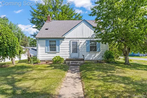 32104 Dover St, Garden City, MI 48135