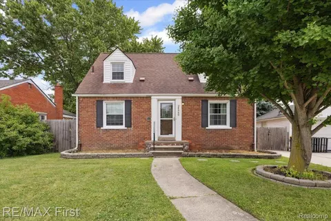 24360 Grove Ave, Eastpointe, MI 48021