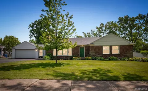 187 Gateway Dr, Waterford, MI 48328