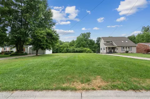 37337 Curwood Dr, Sterling Heights, MI 48310