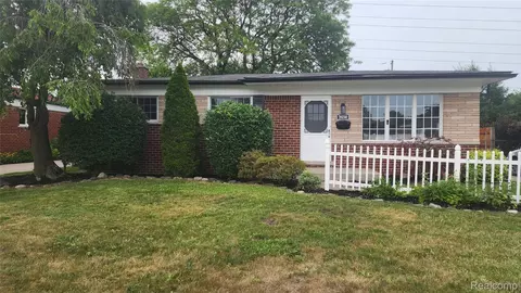 28230 Sutherland Dr, Warren, MI 48088