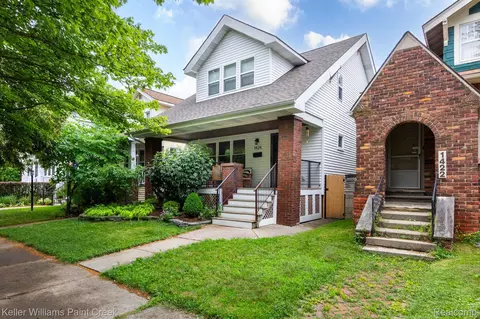 1424 Lakepointe St, Grosse Pointe, MI 48230