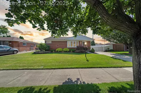 2961 Maxwell St, Trenton, MI 48183