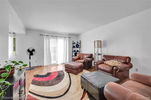 8421 Lakeview Ct, Ypsilanti, MI 48198