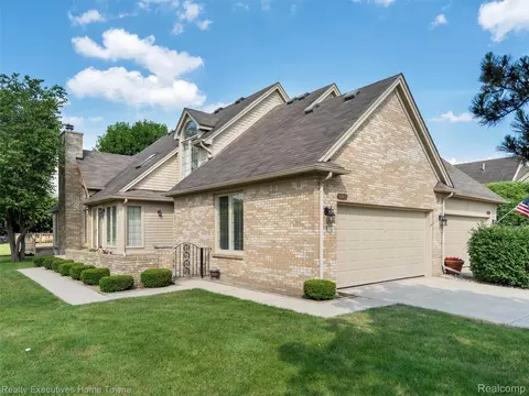 16865 Coral Ln, Macomb, MI 48042