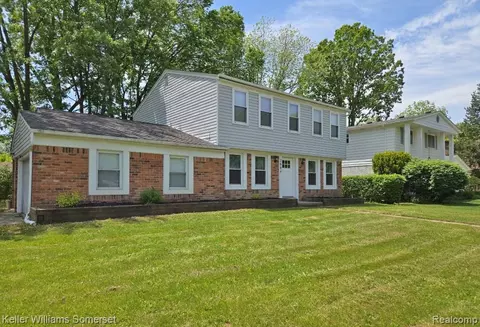 2684 Coral Dr, Troy, MI 48085