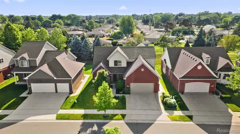 30493 Bradmore Rd, Warren, MI 48092