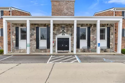 31831 Grand River Ave #71, Farmington, MI 48336
