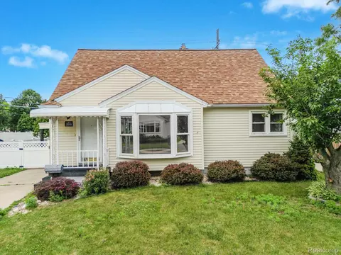 394 Adams Ct, Ferndale, MI 48220