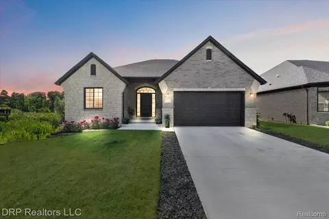 55266 Hanford Ct, Utica, MI 48316