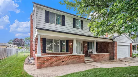 11447 Canterbury Dr, Sterling Heights, MI 48312