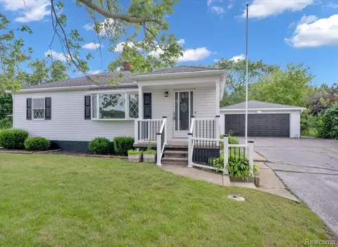 2190 Crescent Lake Rd, Waterford, MI 48329