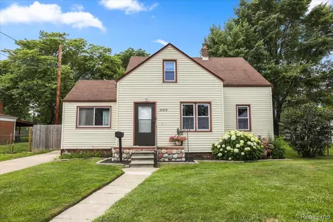 27275 Maple St, Roseville, MI 48066