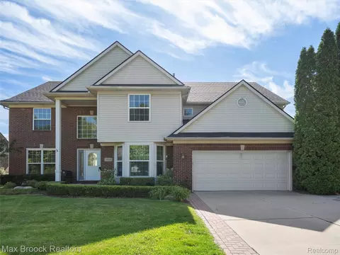 39104 Devonshire Ct, Harrison, MI 48045