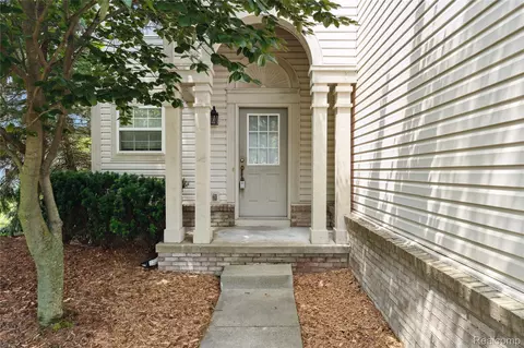 10074 Pond View Trl, Grand Blanc, MI 48442