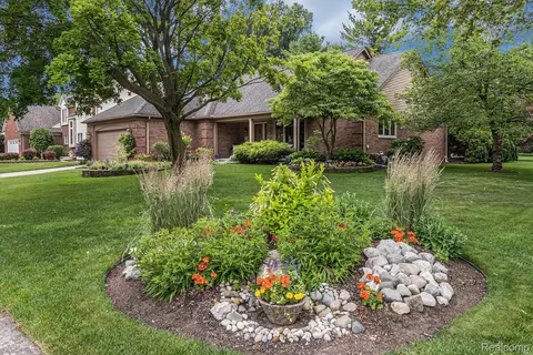 5131 Standish Dr, Troy, MI 48085